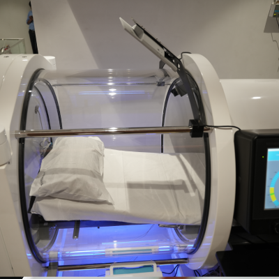 Hyperbaric Oxygen Therapy chamber with bed setup at Prana Wellness Centre